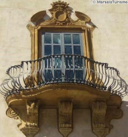 Particolare di un balcone di Palazzo Grignani